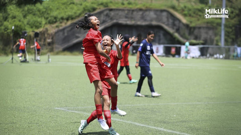  Tim MilkLife Soccer Challenge saat berlaga di JSSL Singapura, Jumat (18/4/2025). Foto: Dok. MilkLife Soccer Challenge