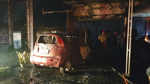 Kebakaran 2 ruko di Kota Tebing Tinggi, Sumut, yang dipicu akibat parfum laundry pada Jumat (18/4/2025) malam. Foto: Dok. Polres Tebing Tinggi