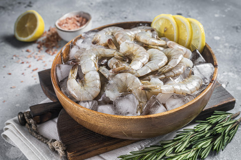 Ilustrasi udang mentah, protein yang tinggi zat besi. Foto: Shutterstock