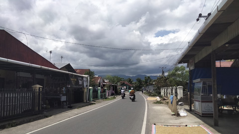 Viral video warga di Kota Padang, Sumatera Barat (Sumbar) ramai-ramai mengambil semen cor pengerjaan bahu jalan. Foto: kumparan