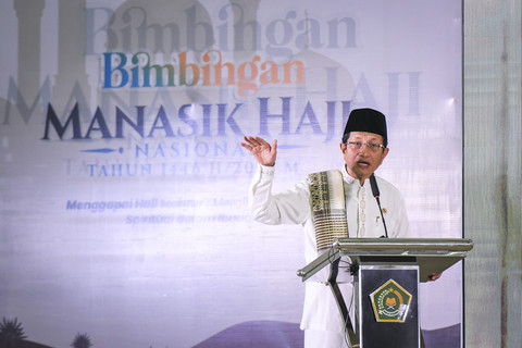 Menteri Agama Nasaruddin Umar menyampaikan materi pembekalan kepada calon jemaah haji saat Bimbingan Manasik Haji Nasional di Asrama Haji Pondok Gede, Jakarta, Sabtu (19/4/2025). Foto: Sulthony Hasanuddin/ANTARA FOTO 