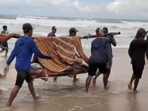 W arga Pekon Bandar Dalam, Kecamatan Bengkunat, Kabupaten Pesisir Barat bergotong royong menandu Kepala Desa (Peratin), yang sedang sakit menuju fasilitas kesehatan | Foto : Tangkap layar video