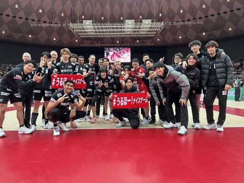 Rivan Nurmulki kala bersama tim voli Liga Jepang, Wolfdogs Nagoya. Foto: Wolfdogs Nagoya