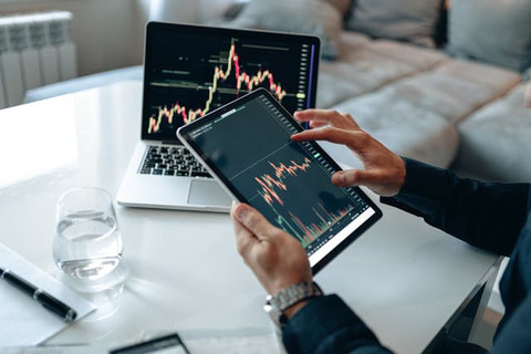 Ilustrasi Jual Saham Saat Ex Date Apakah Dapat Dividen. Sumber: Pexels/Alphatradezone