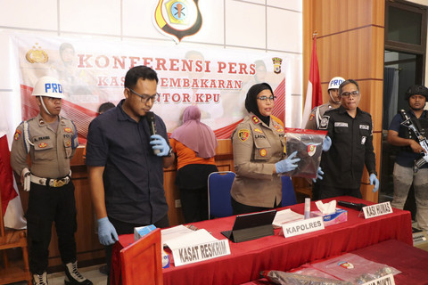 Jumpa pers kasus pembakaran kantor KPU Buru. Foto: Istimewa