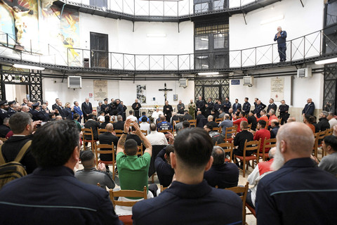 Paus Fransiskus mengunjungi penjara Regina Coeli di Roma, Italia, Kamis (17/4/2025). Foto: Vatican Media via REUTERS
