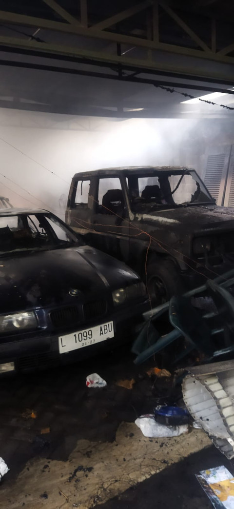 Garasi mobil rumah eks Anggota DPR Azam Azman di Surabaya terbakar, Sabtu (19/4). Foto: dok. Damkar Surabaya