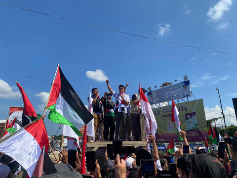Andika Mahesa atau biasa dikenal dengan sebutan Babang Tamvan saat orasi di aksi nyata Lampung Bersama Palestina Jilid III. | Foto: Sinta Yuliana/Lampung Geh