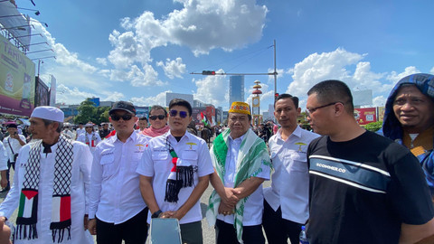 Andika Mahesa atau biasa dikenal dengan sebutan Babang Tamvan saat orasi di aksi nyata Lampung Bersama Palestina Jilid III. | Foto: Sinta Yuliana/Lampung Geh