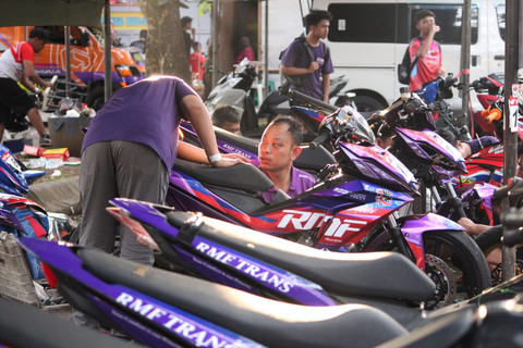 Persiapan jelang ajang balap Honda Dream Cup 2025 di Stadion Kanjuruhan, Malang, Sabtu (19/4/2025). Foto: Fitra Andrianto/kumparan