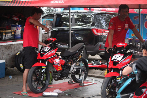 Persiapan jelang ajang balap Honda Dream Cup 2025 di Stadion Kanjuruhan, Malang, Sabtu (19/4/2025). Foto: Fitra Andrianto/kumparan