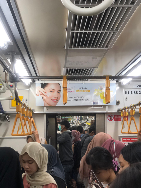 Situasi di dalam kereta yang tertahan di Stasiun Pasar Minggu imbas KRL tertemper mobil di Cilebut. Foto: Sasa/Pembaca kumparan