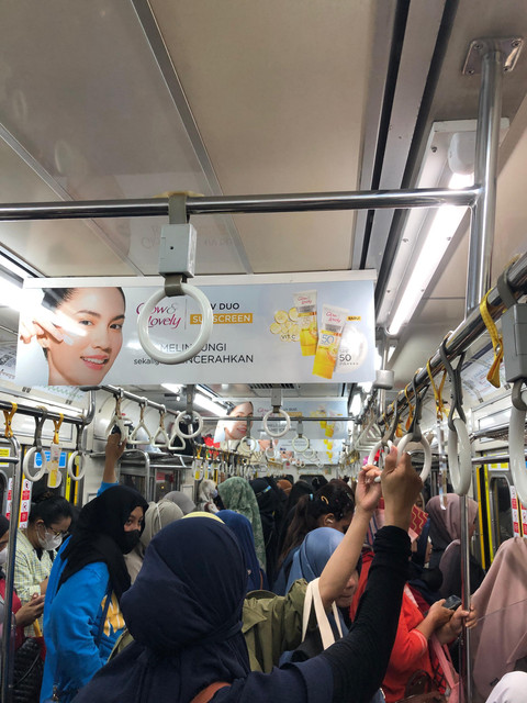Situasi di dalam kereta yang tertahan di Stasiun Pasar Minggu imbas KRL tertemper mobil di Cilebut. Foto: Sasa/Pembaca kumparan