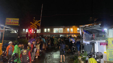 Situasi terkini di dekat Cilebut usai kereta tertemper mobil. Foto: Dok. kumparan