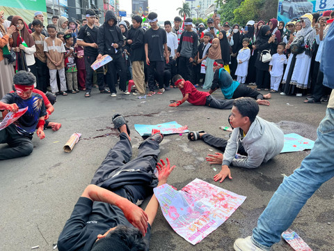 Penampilan teatrikal puisi dalam Aksi Nyata Lampung Bersama Palestina Jilid III | Foto : Eka Febriani / Lampung Geh