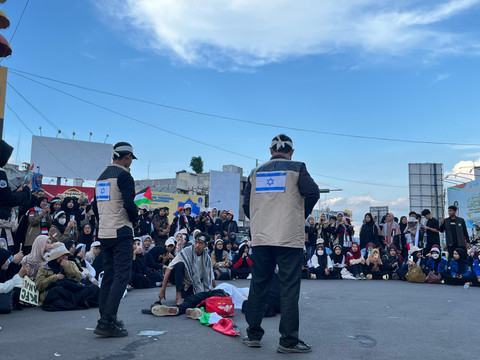 Penampilan teatrikal puisi dalam Aksi Nyata Lampung Bersama Palestina Jilid III | Foto : Eka Febriani / Lampung Geh