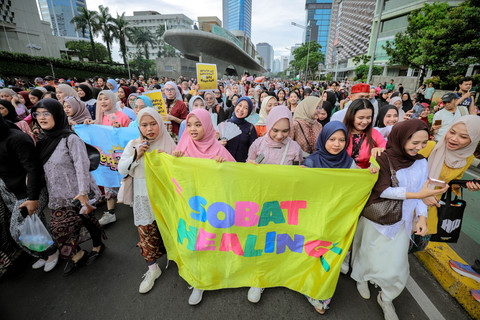 Perempuan yang mengenakan kebaya memperingati Hari Kartini saat car free day (CFD) di Kawasan Bundaran HI, Jakarta, pada Minggu (20/4/2025). Foto: Jamal Ramadhan/kumparan