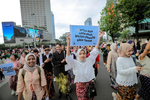 Perempuan yang mengenakan kebaya memperingati Hari Kartini saat car free day (CFD) di Kawasan Bundaran HI, Jakarta, pada Minggu (20/4/2025). Foto: Jamal Ramadhan/kumparan