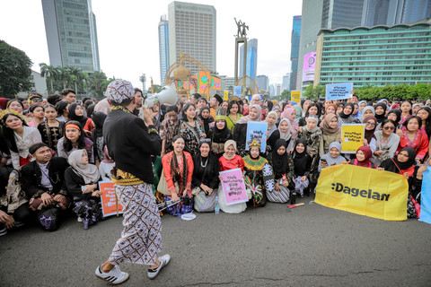 Perempuan yang mengenakan kebaya memperingati Hari Kartini saat car free day (CFD) di Kawasan Bundaran HI, Jakarta, pada Minggu (20/4/2025). Foto: Jamal Ramadhan/kumparan