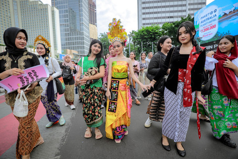 Perempuan yang mengenakan kebaya memperingati Hari Kartini saat car free day (CFD) di Kawasan Bundaran HI, Jakarta, pada Minggu (20/4/2025). Foto: Jamal Ramadhan/kumparan