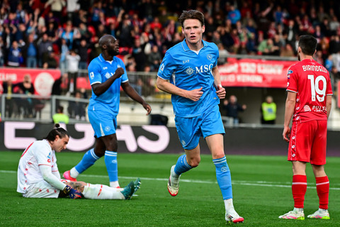 Selebrasi pemain Napoli Scott McTominay usai mencetak gol ke gawang Monza pada pertandingan Liga Italia di Stadion Brianteo, Monza, Italia, Sabtu (19/4/2025). Foto: Piero CRUCIATTI / AFP