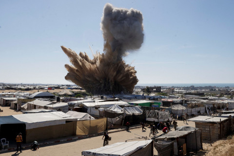 Ledakan dari serangan udara Israel menghantam kamp tenda pengungsian di Khan Younis, Jalur Gaza selatan, Sabtu (19/4/2025). Foto: Hatem Khaled/REUTERS