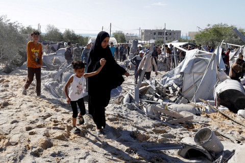 Warga Palestina memeriksa kerusakan kamp tenda pengungsian usai serangan udara Israel di Khan Younis, Jalur Gaza selatan, Sabtu (19/4/2025). Foto: Hatem Khaled/REUTERS