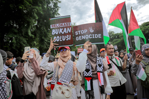 Massa dari Aliansi Pemuda Indonesia untuk Palestina menggelar unjuk rasa di depan Kedutaan Besar Amerika Serikat, Jakarta, Minggu (20/4/2025). Foto: Jamal Ramadhan/kumparan