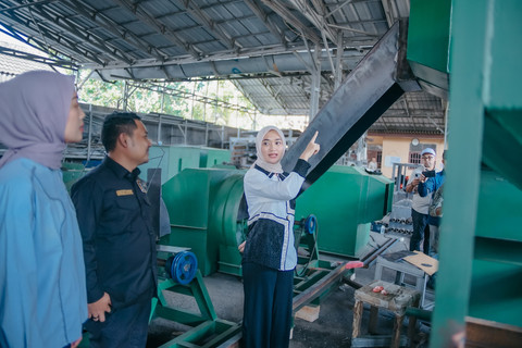 Wakil Gubernur Lampung, Jihan Nurlela saat meninjau lokasi produksi mesin dryer di Kecamatan Tanjung Senang, Kota Bandar Lampung | Foto : Ist