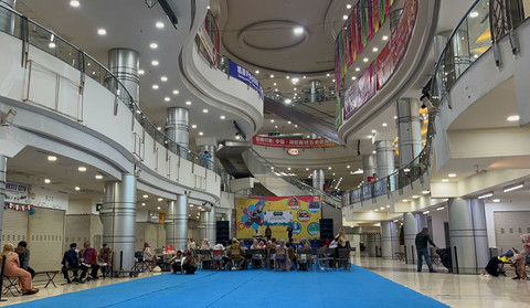 Suasana WTC Mangga Dua, Jakarta Utara, Minggu (20/4/2025). Foto: Rayyan Farhansyah/kumparan