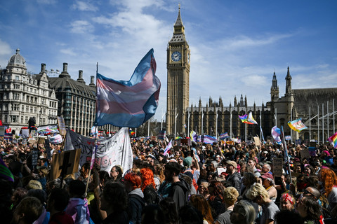 Para pengunjuk rasa berkumpul saat mereka berunjuk rasa untuk memperjuangkan hak-hak transgender di Parliament Square, London, Inggris, Sabtu (19/4/2025). Foto: Chris J Ratcliffe/REUTERS