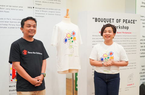 (ki-ka) Bram Marantika, Program Manager Save the Children Indonesia dan Irma Yunita, Corporate Affairs Director PT Fast Retailing Indonesia (Uniqlo). Foto: Uniqlo