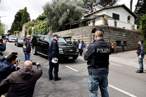 Polisi berjaga saat putaran kedua perundingan nuklir AS-Iran di kedutaan Oman, Roma, Italia, Sabtu (19/4/2025). Foto: Vincenzo Livieri/REUTERS