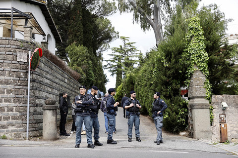 Polisi berjaga saat putaran kedua perundingan nuklir AS-Iran di kedutaan Oman, Roma, Italia, Sabtu (19/4/2025). Foto: Vincenzo Livieri/REUTERS