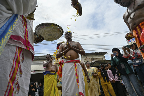 Warga etnis India Tamil menusuk pipi dengan besi saat perayaan ritual Thaipusam di Banda Aceh, Aceh, Minggu (20/4/2025).  Foto: Khalis Surry/ANTARA FOTO