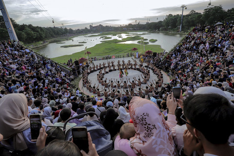 Pengunjung antusias menyaksikan Tarian Bali dalam rangka perayaan HUT ke-50 Taman Mini Indonesia Indah (TMII) di Jakarta Timur, Minggu (20/4/2025). Foto: Jamal Ramadhan/kumparan