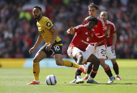 Pemain Wolverhampton, Matheus Cunha, beraksi dengan pemain Manchester United, Patrick Dorgu dan Manuel Ugarte pada pertandingan Liga Inggris antara Manchester United vs Wolverhampton Wanderers di Old Trafford, Manchester, Inggris, Minggu (20/4/2025). Foto: Lee Smith/REUTERS