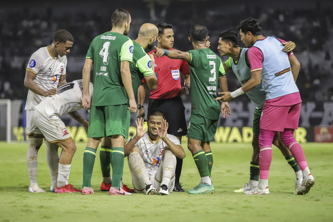 Sejumlah pesepak bola Persebaya Surabaya memprotes keputusan wasit saat melawan Madura United pada pertandingan BRI Liga 1 di Stadion Gelora Bung Tomo, Surabaya, Jawa Timur, Minggu (20/4/2025). Foto: Rizal Hanafi/ANTARA FOTO