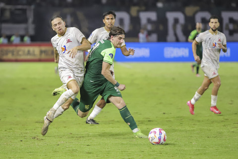 Pesepak bola Persebaya Surabaya Dejan Tumbas (kedua kiri) berebut bola dengan pesepak bola Madura United Jordy Wehrmann (kiri) pada pertandingan BRI Liga 1 di Stadion Gelora Bung Tomo, Surabaya, Jawa Timur, Minggu (20/4/2025). Foto: Rizal Hanafi/ANTARA FOTO