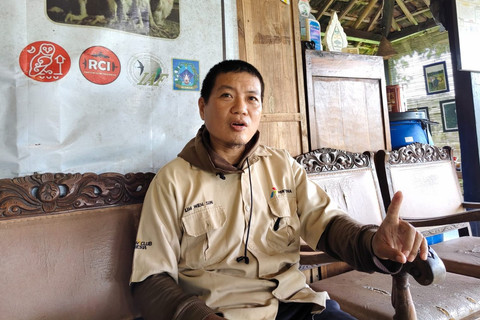 Lim Wen Sin (48) di Pusat Studi dan Konservasi Burung Hantu yang ia dirikan di tanah kas desa di Dusun Cancangan, Kalurahan Wukirsari, Kapanewon Cangkringan, Kabupaten Sleman, Minggu (20/4/2025). Foto: Arfiansyah Panji Purnandaru/kumparan