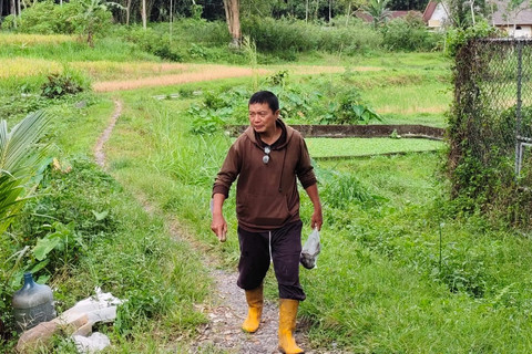 Lim Wen Sin (48) di Pusat Studi dan Konservasi Burung Hantu yang ia dirikan di tanah kas desa di Dusun Cancangan, Kalurahan Wukirsari, Kapanewon Cangkringan, Kabupaten Sleman, Minggu (20/4/2025). Foto: Arfiansyah Panji Purnandaru/kumparan