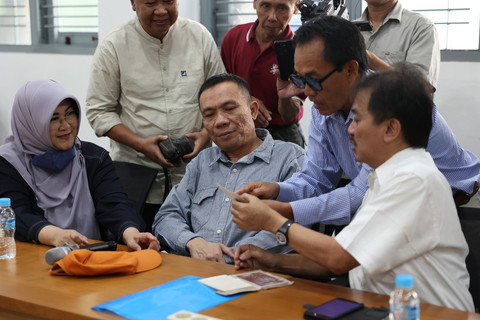 Pertemuan antara TPUA yang diwakili Tifauziah, Rismon Sianipar, dan Roy Suryo dengan pimpinan UGM membahas soal ijazah dan skripsi Jokowi, pada 15 April 2025. Foto: UGM