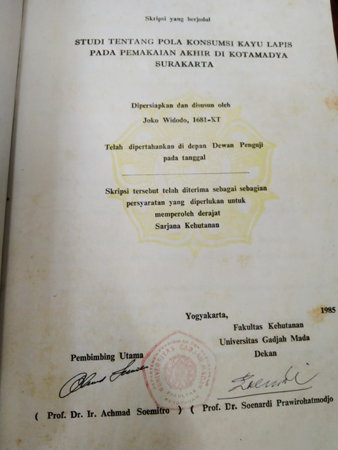 Lembar pengesahan skripsi Jokowi di UGM tahun 1985. Foto: Rismon H Sianipar