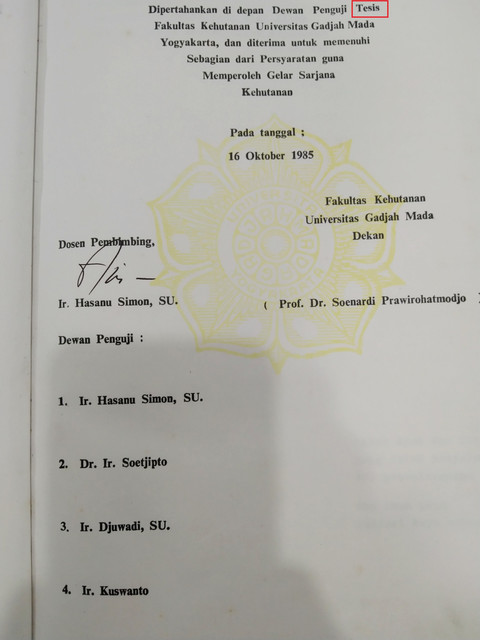 Salah satu lembar pengesahan skripsi kawan Jokowi yang justru tertulis tesis. Foto: Rismon H Sianipar