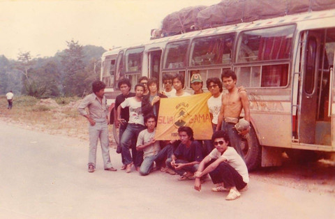 Foto Jokowi (di bawah bendera) mengikuti Mapala Silva Gama. Foto: Dok. Koleksi Frono Jiwo
