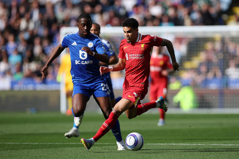 Pemain Leicester City Boubakary Soumare berebut bola dengan pemain Liverpool Luis Diaz pada pertandingan Liga Inggris di Stadion King Power, Leicester, Inggris, Minggu (20/4/20225). Foto: Phil Noble/REUTERS