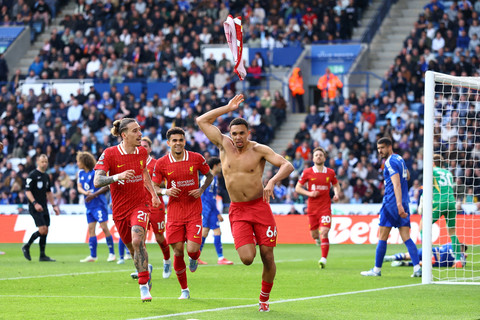 Selebrasi pemain Liverpool Trent Alexander-Arnold usai mencetak gol ke gawang Leicester City pada pertandingan Liga Inggris di Stadion King Power, Leicester, Inggris, Minggu (20/4/20225). Foto: Andrew Boyers/REUTERS
