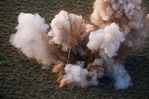 Kapsul antariksa Soyuz MS-26 yang membawa awak Stasiun Luar Angkasa Internasional (ISS) mendarat di Zhezkazgan, Kazakhstan, Minggu (20/4/2025). Foto: NASA/Bill Ingalls/HO via REUTERS