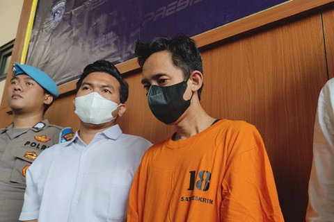 Dokter PPDS UI Azwindar Eka Satria (kanan), tersangka pelecehan seksual dihadirkan saat konpers di Polres Metro Jakarta Pusat, Senin (21/4/2025). Foto: Jonathan Devin/kumparan