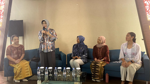 Ketua TP-PKK Kota Pontianak, Yanieta Arbiastutie Kamtono saat mengisi sesi talkshow 'Perempuan Berdaya, Pontianak Berjaya: Inspirasi Kartini dalam Pemberdayaan Ekonomi, Kuliner, dan Konten'. Foto: Alycia Tracy Nabila/Hi!Pontianak